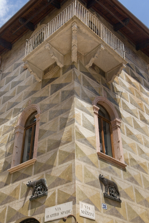 Via Giuseppe Mazzini, Verona, Italy, July 2025